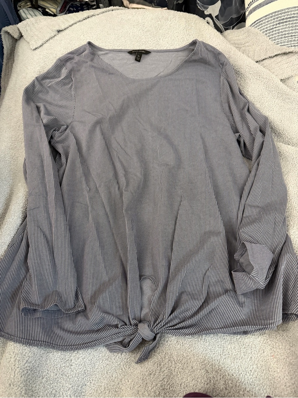 Banana Republic Navy & White Pinstripe Long-Sleeve Tie-Front Top women’s xl